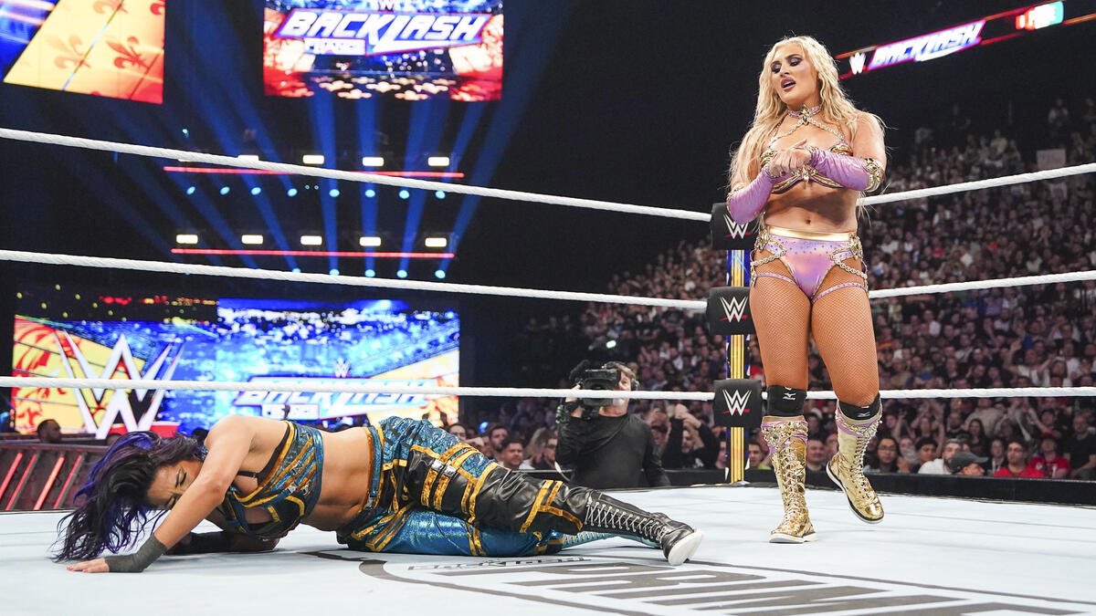 Quite frankly, I’m the savior of this division. Naomi might glow brighter than most superstars, but she’s so totally the definition of the lights are on, but nobody home.

‘And what a travesty Bayley.

The bully becomes the underdog again. You really have these people eat from•