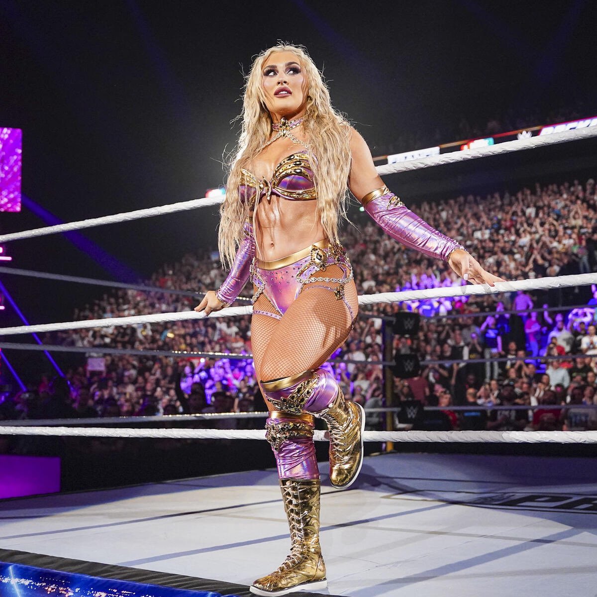 PrettyMyProblem's tweet photo. Quite frankly, I’m the savior of this division. Naomi might glow brighter than most superstars, but she’s so totally the definition of the lights are on, but nobody home.

‘And what a travesty Bayley.

The bully becomes the underdog again. You really have these people eat from• https://t.co/pV8Y9I1kxp