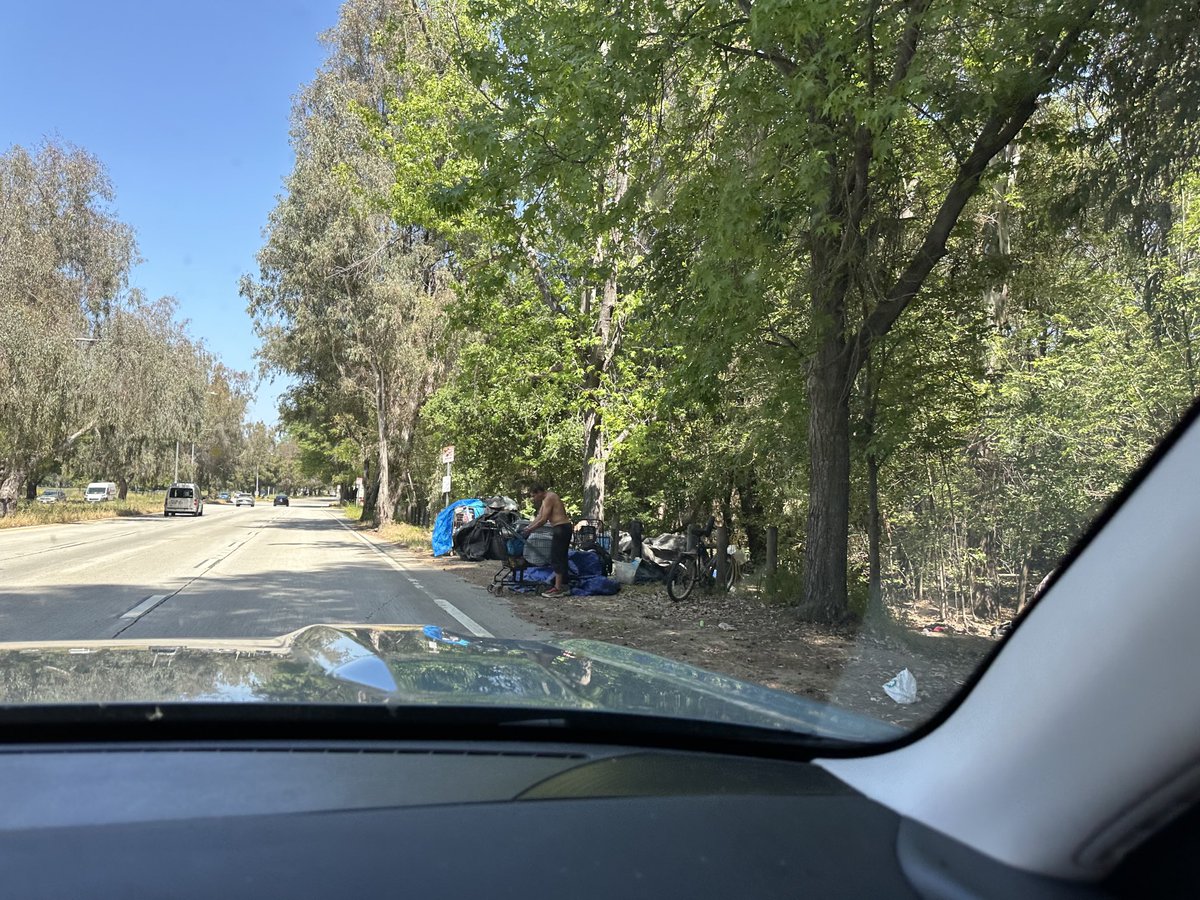 Tons of these people living in the #SepulvedaBasin that is also an animal reserve. Weekly fires from the piles of trash they have accumulated.