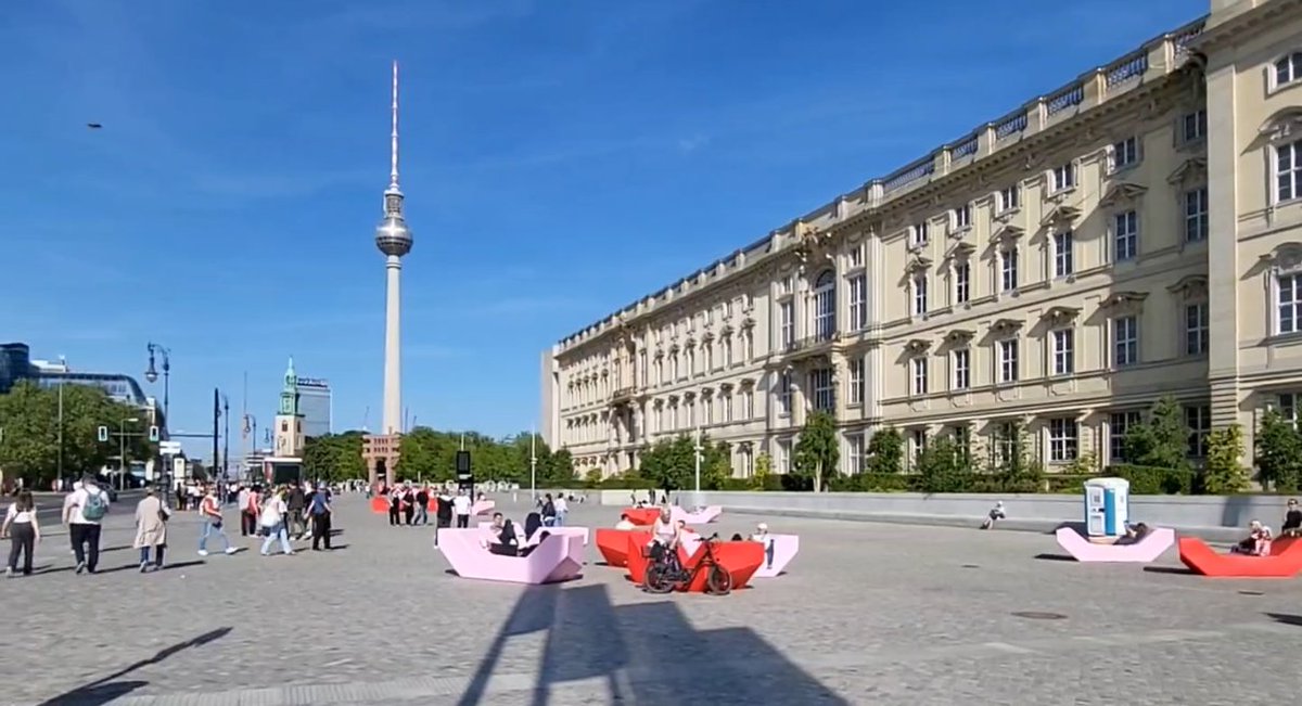 Mehrere Fußballfelder groß ist die gepflasterte Versiegelung rund um den Neubau des Berliner Stadtschloß-Abklatschs.
Der eigentlich notwendigen Entsiegelung als Beitrag zur #Schwammstadt kommt auch das Aufstellen von lustigen Plastik-Stadtmöbeln in dieser Einöde nicht näher.