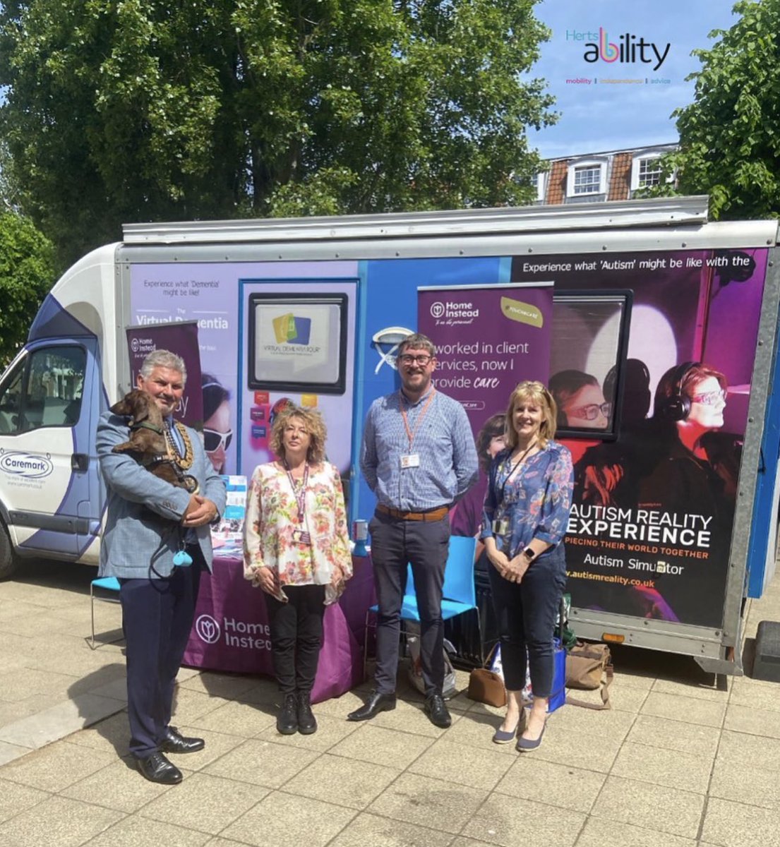 TBT! A sunny hello ahead of #DementiaActionWeek - commencing on Monday 13th May - from the #HowardCentre in #WelwynGardenCity! 😎

Our CEO Sean Lawrence pictured was with Welwyn Mayor Peter Hebden, Councillor Fiona Thompson and Jane Andrews from Home Instead - Welwyn & Hatfield.