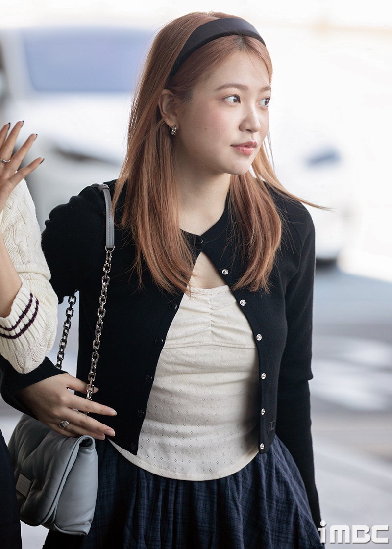 @RVsmtown [THREAD] 240510 YERI at Gimpo Airport on the way to Japan 💜

📎m.entertain.naver.com/article/408/00…

#YERI #예리 #RedVelvet #레드벨벳 #KIMYERIM