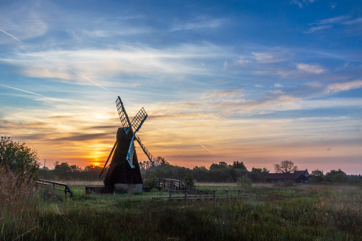 Sunrise today on Wicken fen where I heard Bittern, Cuckoo, Cetti’s warbler, saw Barn owl, Muntjac & the smell of Water mint was refreshing @WickenFenNT @WeatherAisling @ChrisPage90 @ElyPhotographic @SpottedInEly @Fen_SCENE @FascinatingFens #loveukweather #Windpump @StormHour