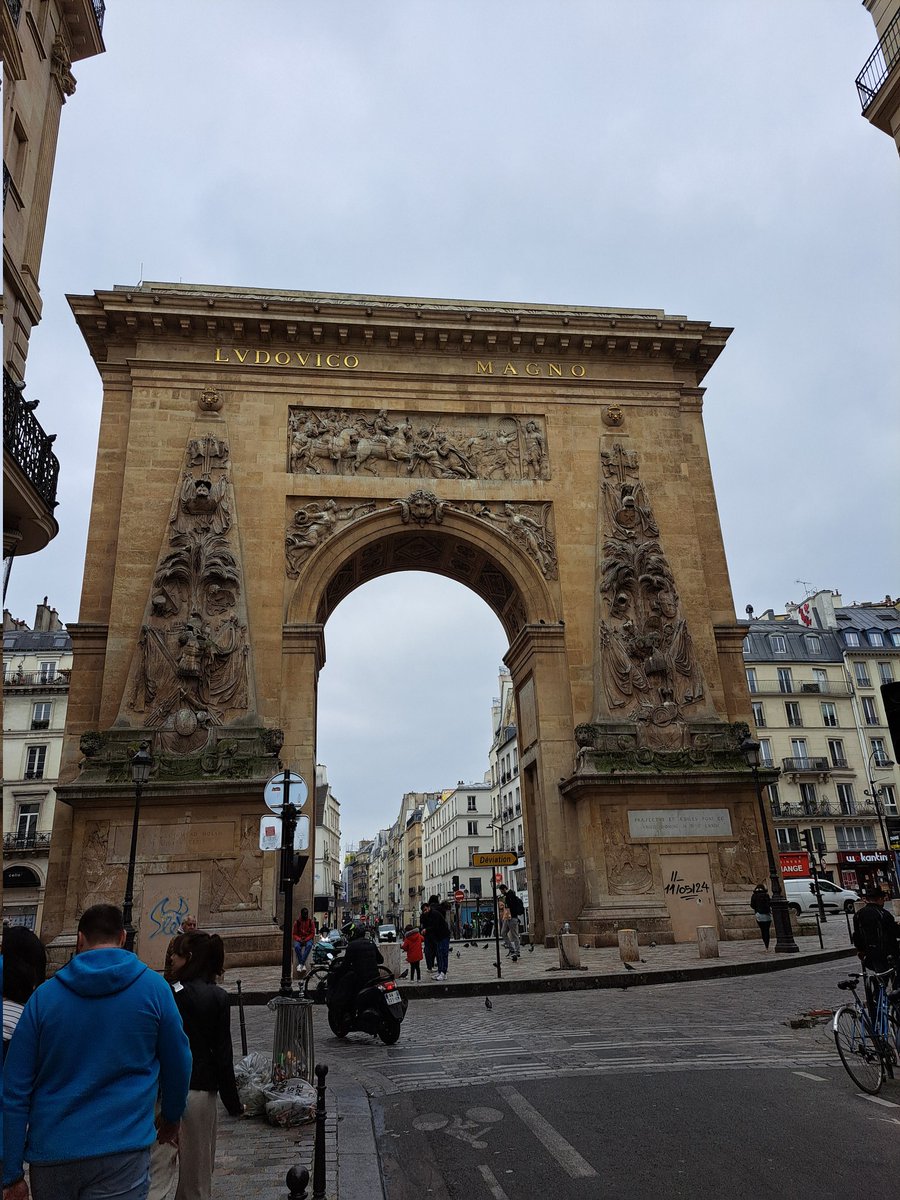 #BaladeSympa Porte St Denis Paris construit en 1673 à la gloire de Louis XIV par François Blondel. Située à l'emplacement d'une porte de Paris de l'ancienne enceinte de Charles V.