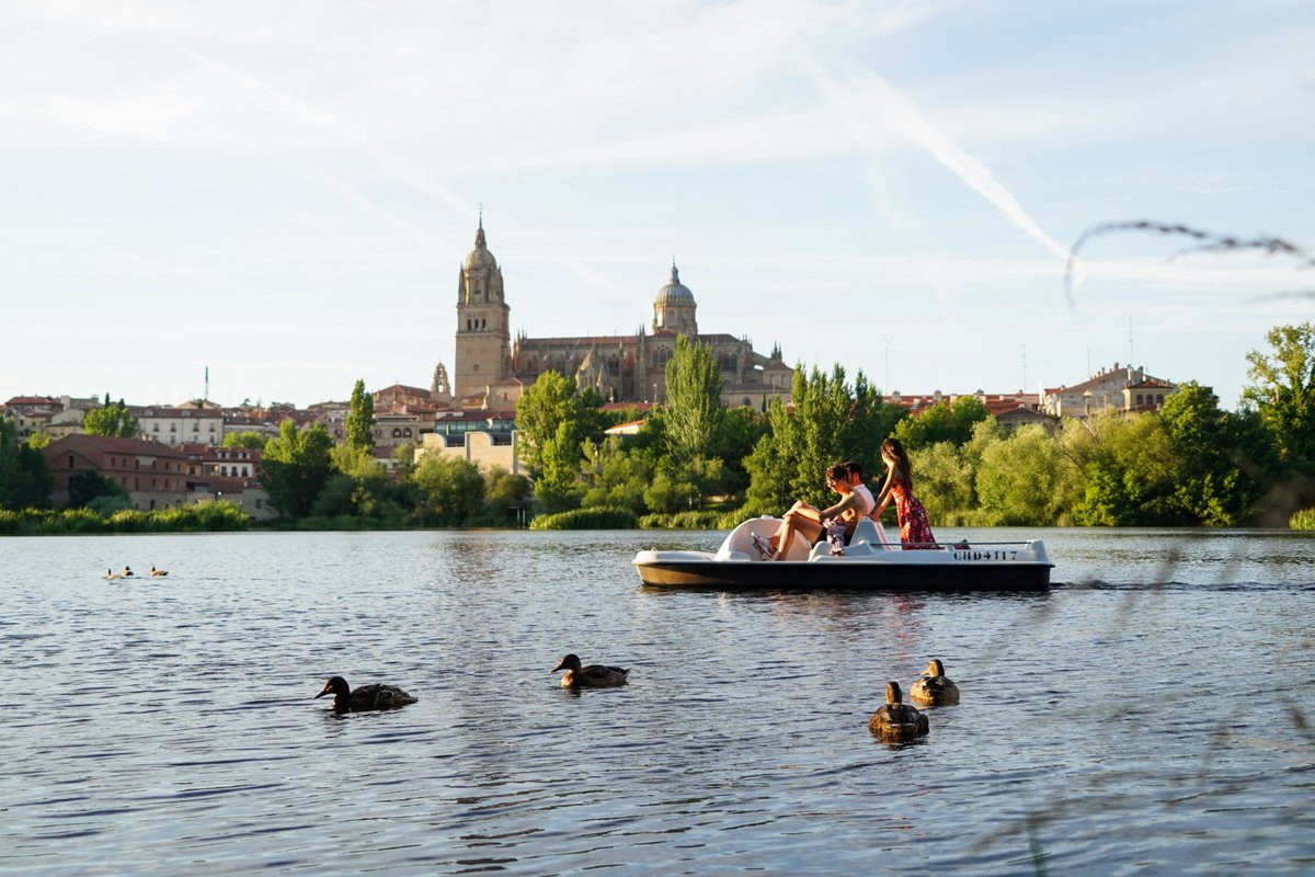 Fin de semana primaveral en #Salamanca, ideal para disfrutar de un paseo en barca por el río Tormes.