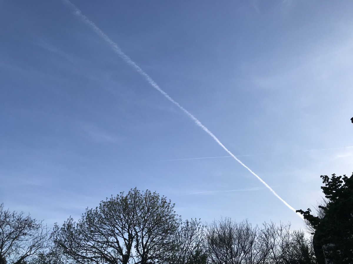 Taken 10mins apart, flight from US contrail still very evident and slowing widening and spreading. They would have you believe this is normal. #Jetclouds #Geoengineering