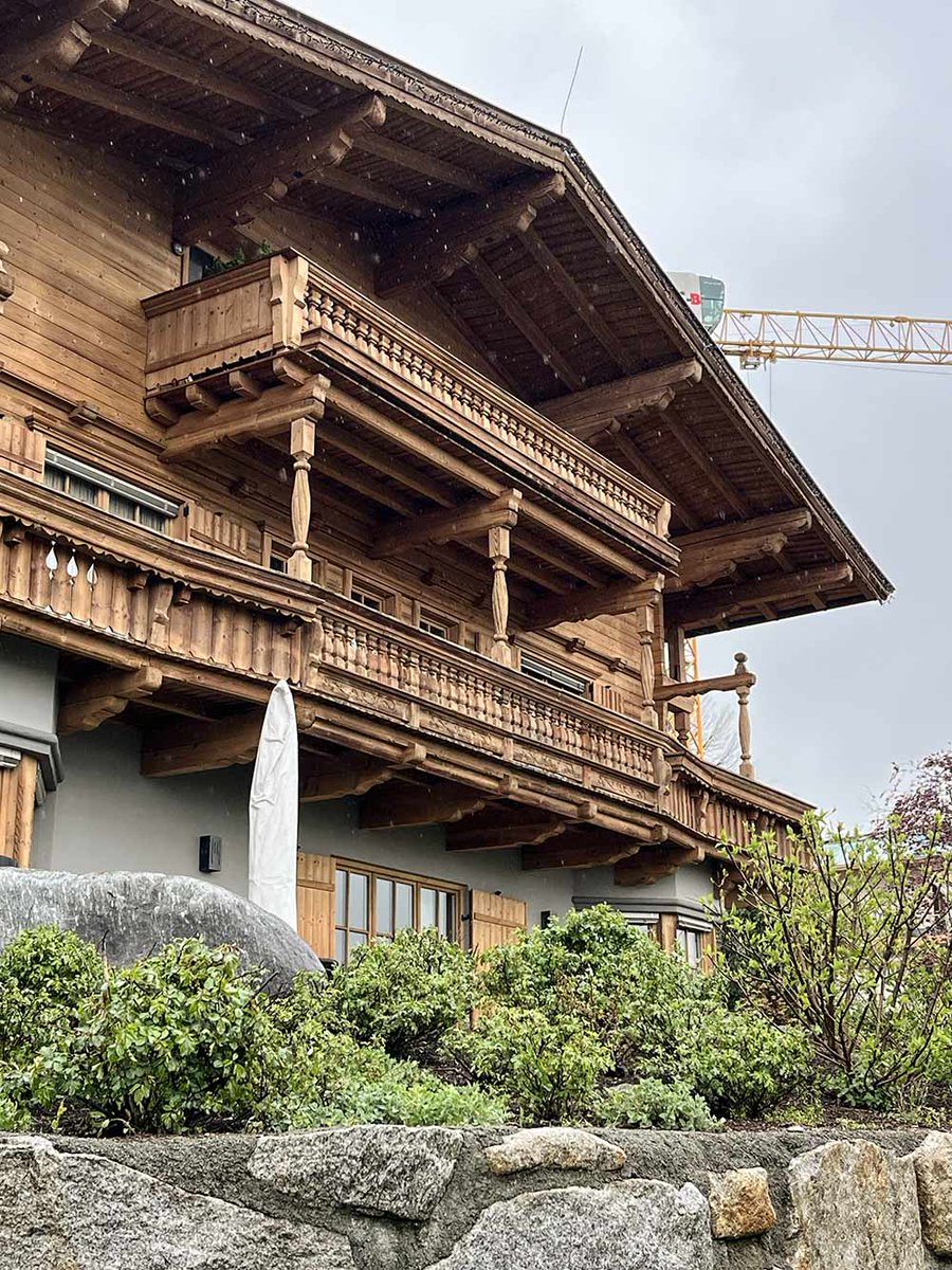 NEW: A longtime romantic partner of sanctioned Russian oligarch Eduard Khudainatov bought four luxurious villas in an Austrian ski town for a total of 26 million euros, OCCRP and its partners @istories_media and @paper_trail_m can reveal. Read more: occrp.org/en/37-ccblog/c…