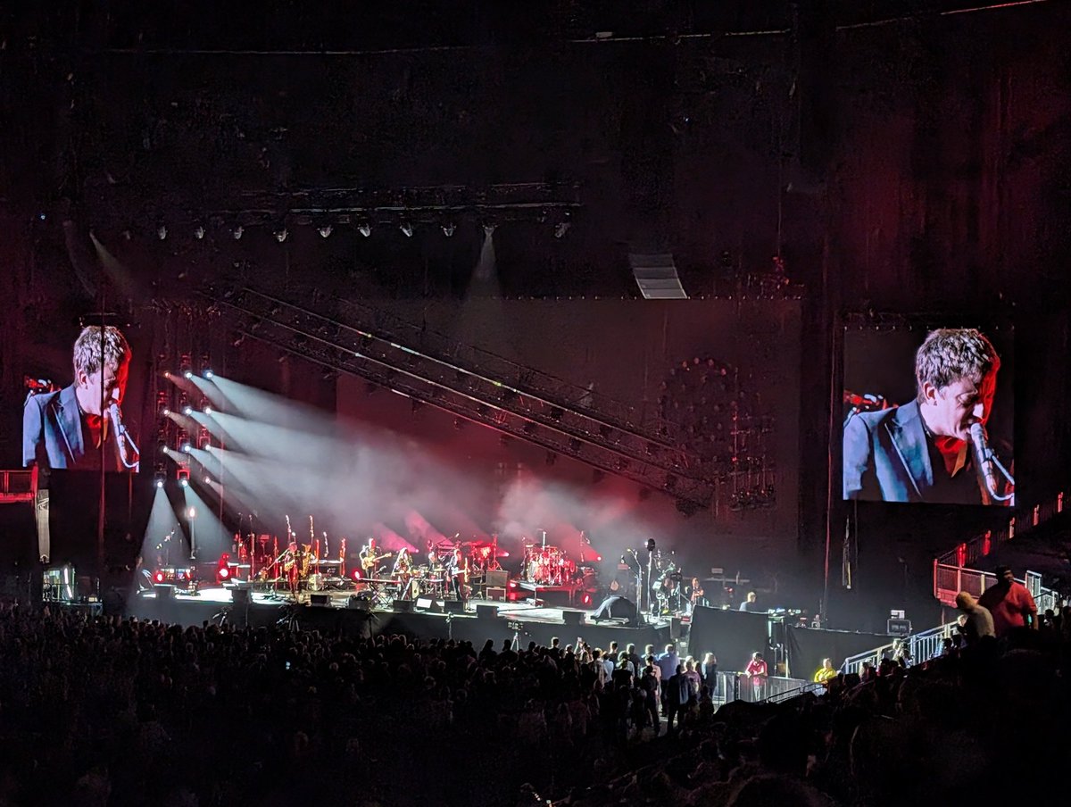 Elbow at the O2 last night. Melancholy anthems, cathartic singalongs, widescreen stadium rock, Mancunian wit/charm courtesy of Guy Garvey and selections from dynamic new album Audio Vertigo. Reader, I loved it ❤️ (nice support from The Waeve also)