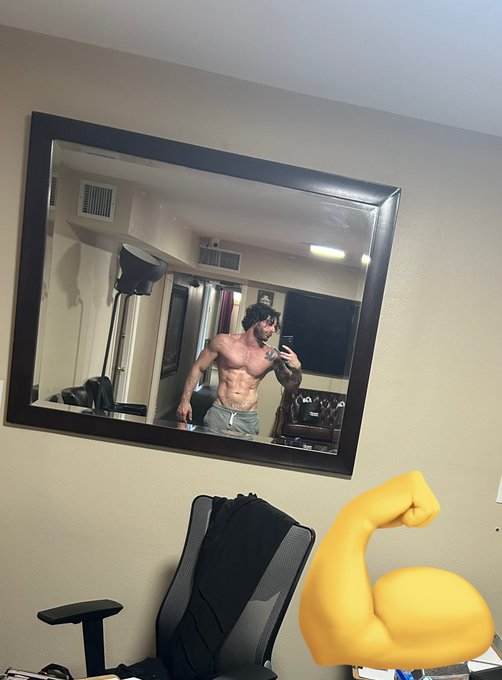 These Vegas work trips have been huge for my gains. Feeling good, these gyms are awesome. Life is getting