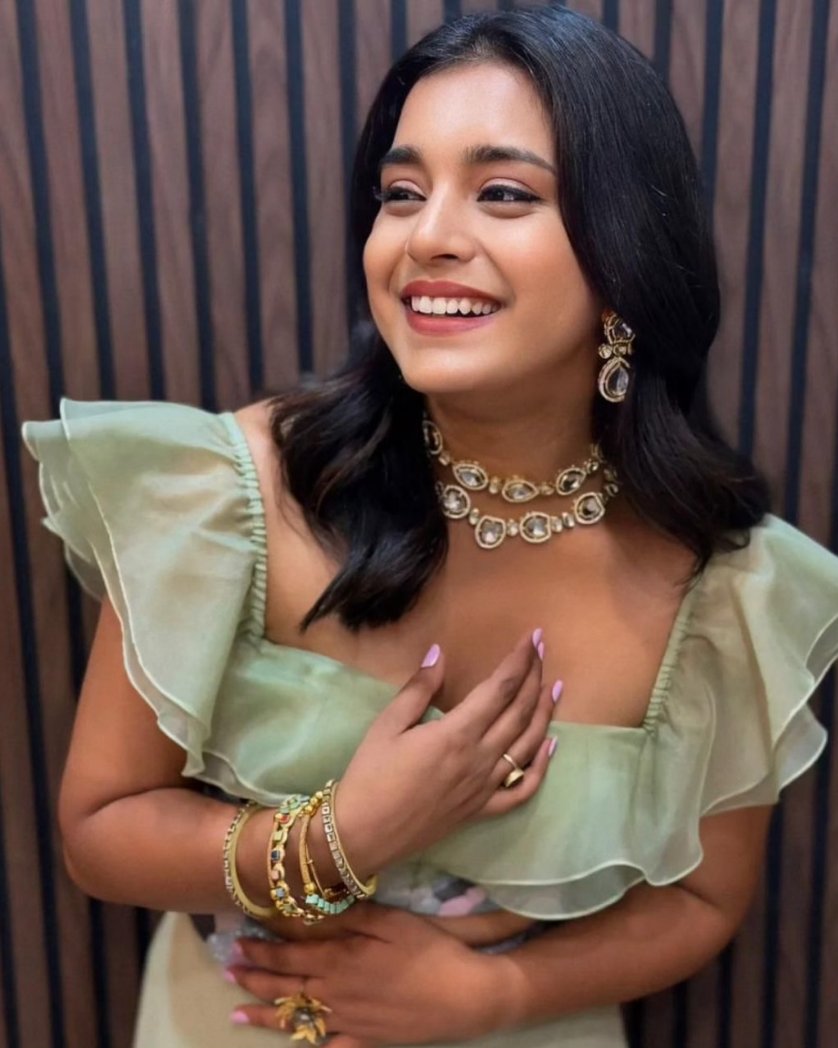 Straight out from the princess wonderland👑💘 Check out these amazing pictures of Sumbul Touqeer! . . . . #sumbultouqeer #beautiful #flawless #actress #trending #imliee #kavya #trending #poet #shayri #love #likesforlikes #picoftheday #talkingbling