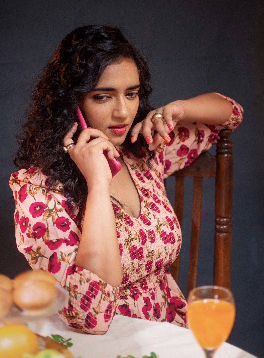 #ActressVasundhara emulates indoor picnic vibes for the summer season @ivasuuu Photography: Jerry Styling: Abinaya Ganesan Makeup: Thiruchunai Pro: @johnmediamanagr