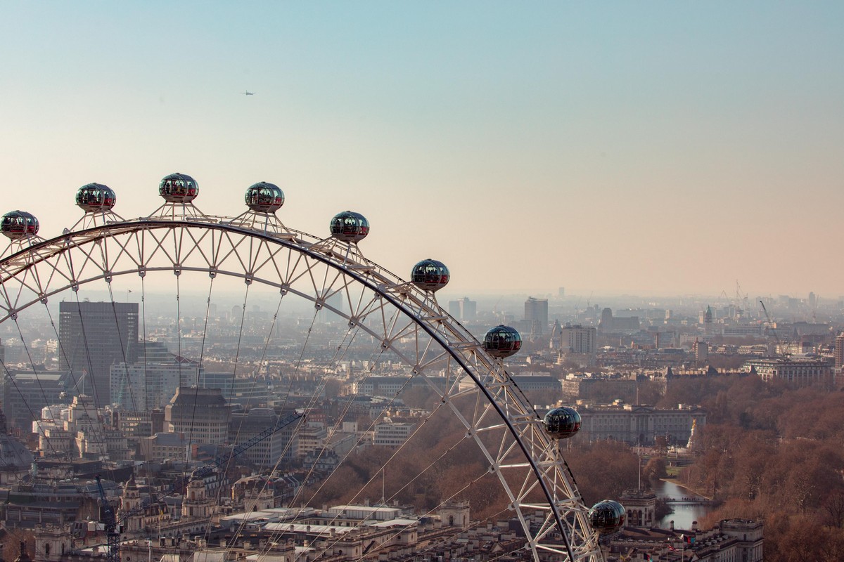 Lambeth Council confirm that the London Eye will remain on the South Bank of the River Thames - giant ferris wheel designed by Marks Barfield Architects:

e-architect.com/london/london-…

#LondonEye #ferriswheel #London #riverthames
