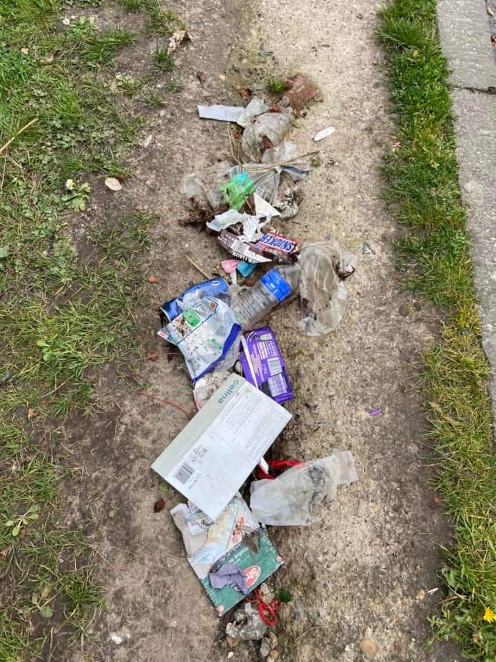SosSouthborough's tweet photo. Just some of the 8 sacks already picked up by one of our volunteers off the streets of High Brooms this week. @KeepBritainTidy @Tunbridgewells #tunbridgewells #litter #streetclean #streetscene #litterpicking #litterheroes #lovewherwelive https://t.co/xWDAl2esuE