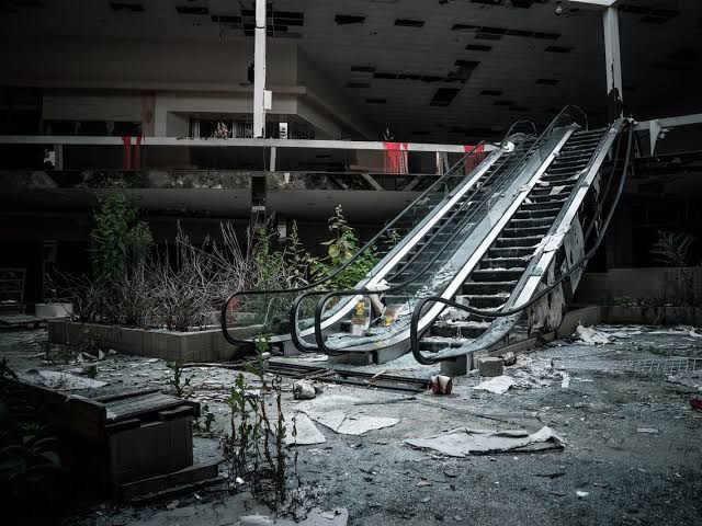 Shopping Malls are dying in India! And no, online shopping is not the reason behind their decline The crazy part? 21% of Indian malls have already turned into ghost malls & another 60% are on the way THREAD: Why there’s been a 59% surge in ghost malls in India🧵