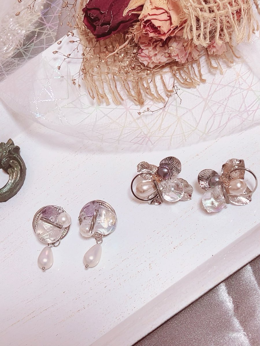 シルバーってほんとに貴重ですよねーෆ˚*
作られてる方ってゴールドほどあまりいないと思う(⋆ᴗ͈ˬᴗ͈⋆)ෆ˚*
個人的に右のお花オススメ🌸笑
淡水パールとチェコガラスの個性派耳飾りෆ˚*オーダー可能です(*^^*)
