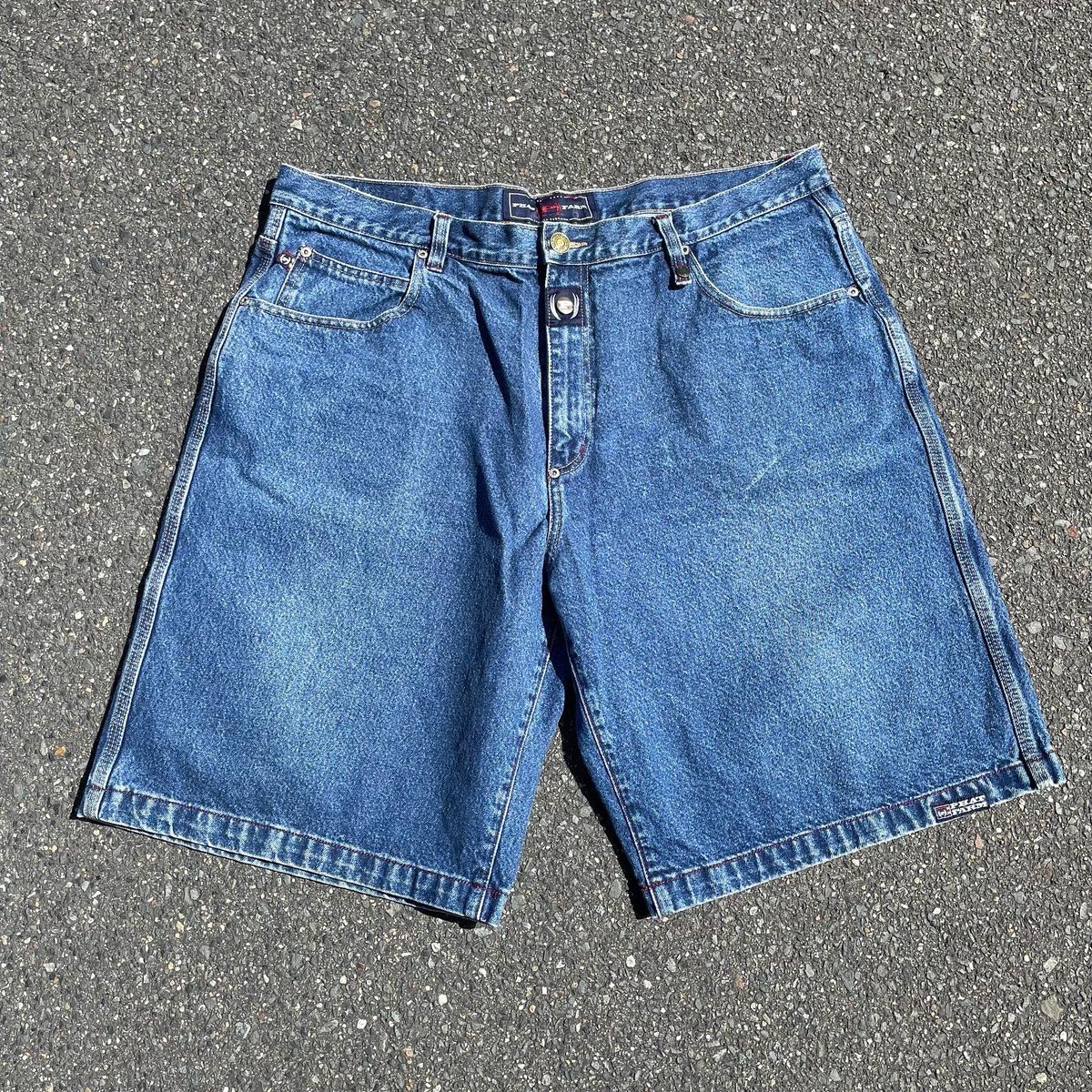 —-NEW ARRIVALS—-

Phat Farm  （Denim shorts）
<size> W42
・ウエスト  104
・股上　　  36
・股下　　  30
・ワタリ　  43
・裾幅　　  36

後ろのポケットのPhat Farmのロゴ刺繍がポイントです💡

詳細はBaseに載せてます
↓↓↓
kanayashoten.base.shop/items/86212992