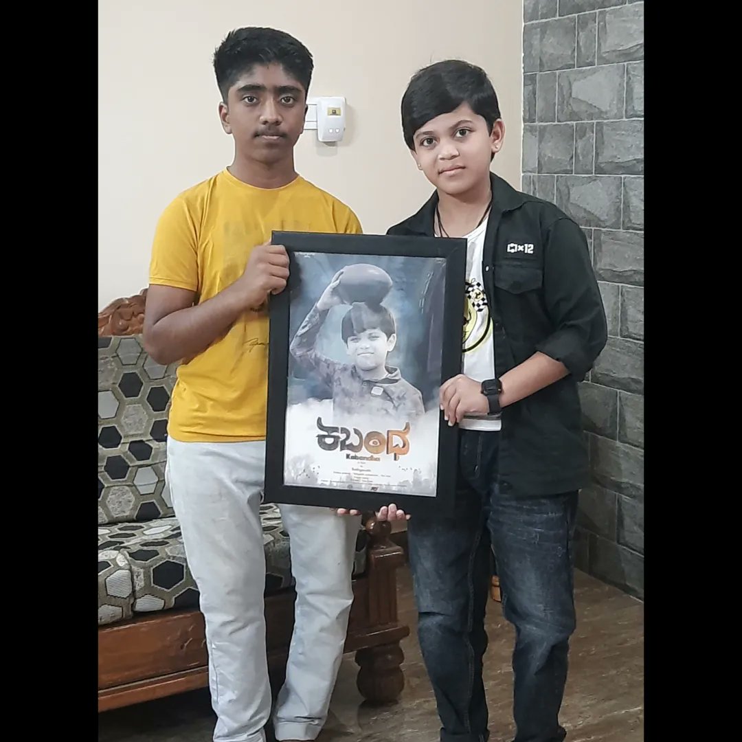 KunjaraFilms's tweet photo. 'ಕಬಂಧ' ಚಿತ್ರದ ಬಾಲ ನಟ 'ನಿಹಾಲ್' ಪಾತ್ರದ ಪೋಶ್ಟರ್‌ನ  ಅನಾವರಣಗೊಳಿಸಿದ ಬಾಲ ನಟ 'ರೋಹಿತ್' ರವರು. Child Actor 'Rohith' unveiled the character of child artist 'Nihal' from the film 'Kabandha'.
@chayalakshmi9269
@nihal_official_24
@vachu_vandhu
@VashistPrasad
@actorkishore
@hoboxstudios https://t.co/ptv4vvWgY5