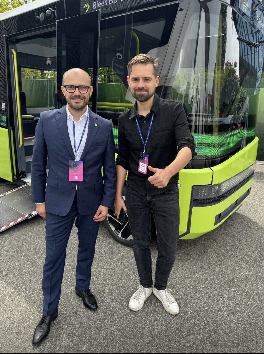 Ten gość stworzył pierwszy w 100 % Polski autonomiczny autobus!! Nazwali go Blees. Mało tego, jego pojazd jeździ już po parku w Katowicach zgodnie z przepisami, a projekt będzie komercjalizowany. Całą firmą kieruje kobieta Martyna Wiśniowska, absolwentka Uniwersytetu