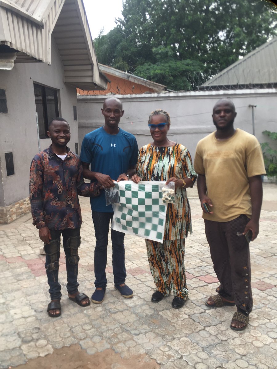CHESS TOUR 4 MENTAL EMPOWERMENT with MacDANIEL&FRIENDS. We took our mental empowerment outreach to Imo state, Ephphatha Academy welcomed us warmly as we made a donation of a chess board to the school. Thanks to @thegiftofchess, @Tunde_OD, @_zlater, @OsitaAmakeze, @imostatemedia