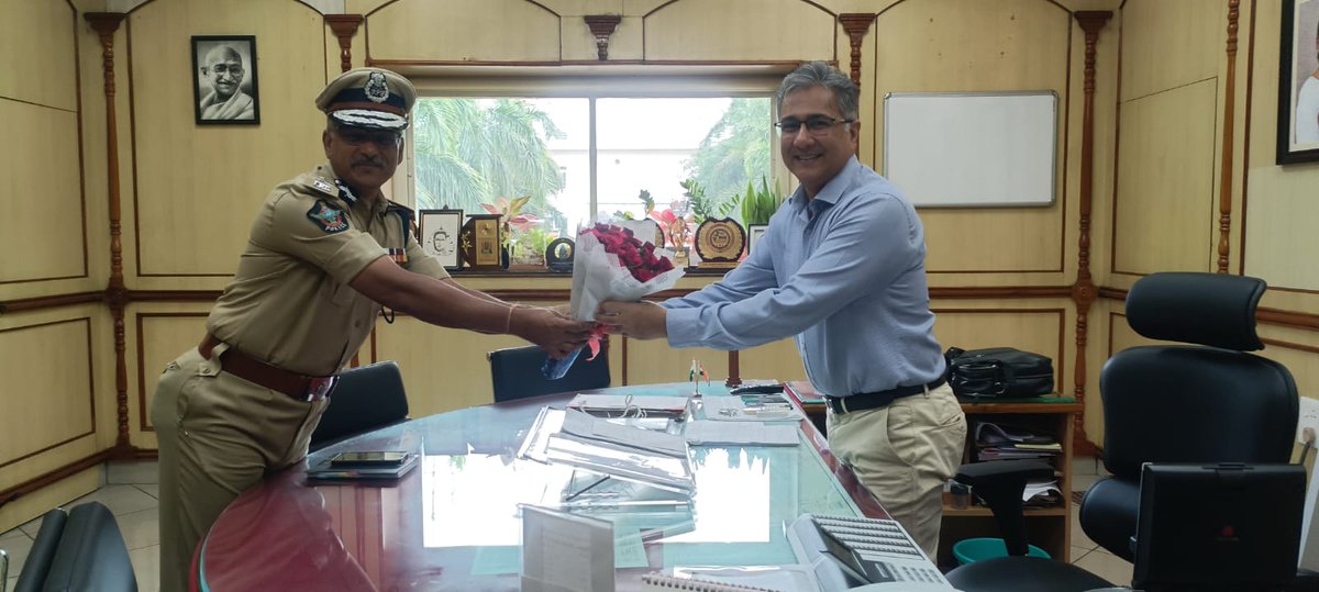 Had a wonderful and insightful interaction with Shri Atul Singh, Addl. DGP Rlys/AP today. Discussed ways to enhance security and coordination between Indian Railways and Andhra Pradesh Police. #IndianRailways #APPolice @SCRailwayIndia @RailMinIndia