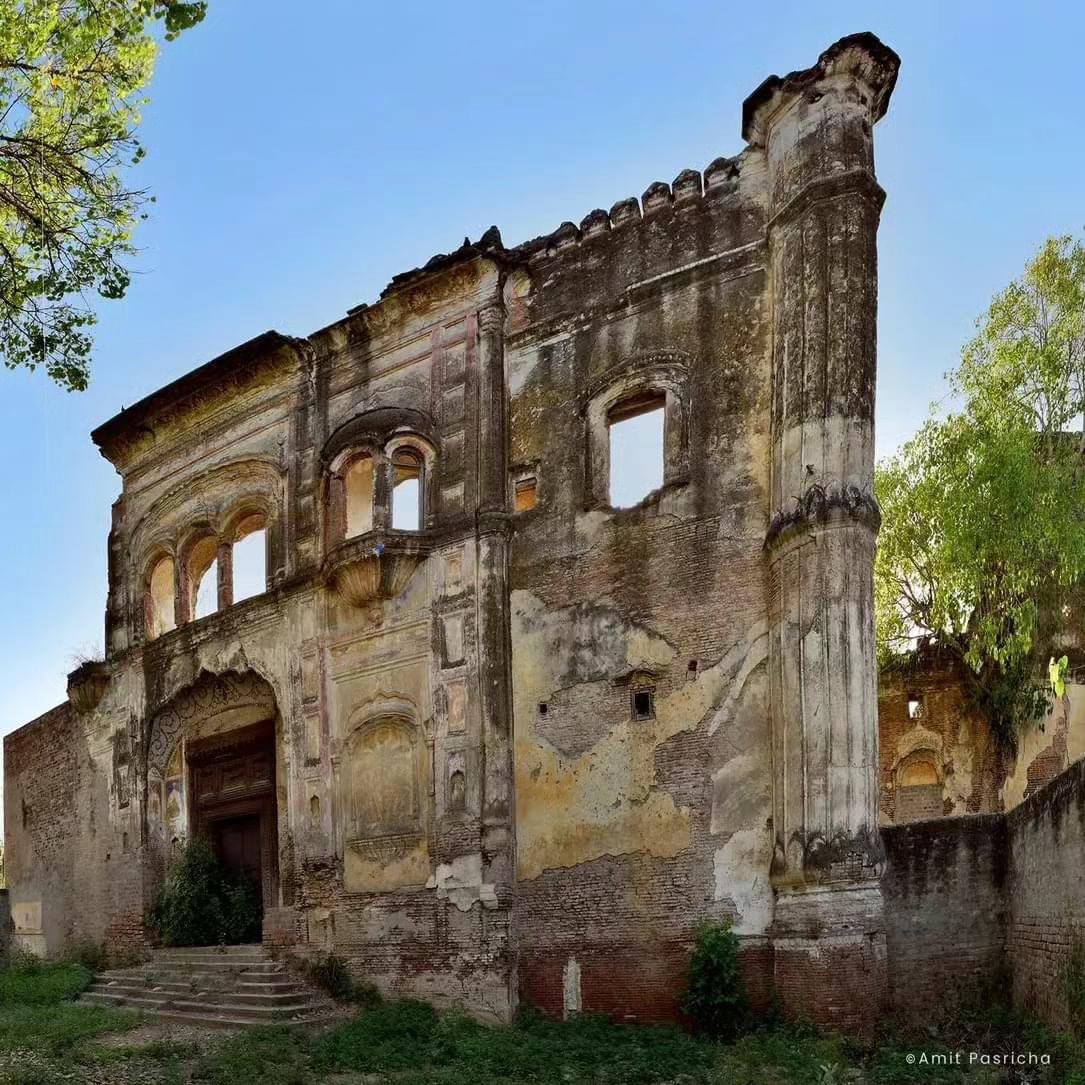 📸 Haveli of Sultan-Ul-Qaum Jassa Singh Ahluwalia in Kapurthala (Before/After).

The images depict the ruins of the Haveli of Jassa Singh Ahluwalia, an architectural masterpiece likely constructed and renovated in the latter half of the century. Referred to…

Continued Below👇