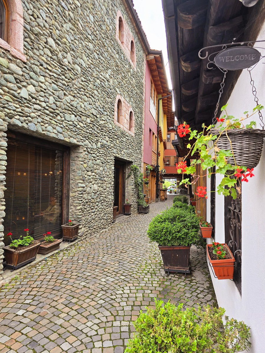 Mirmjesi nga rrugica ma e bukur në Kosovë 🫶 Çarshija e Jupave, Qyteti i Vjetër, Gjakovë.