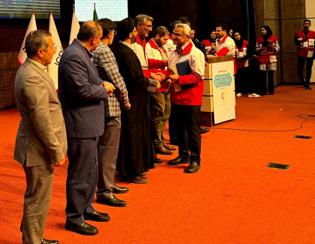 در همایش  گرامیداشت روز جهانی هلال احمر و صلیب سرخ ،جمعیت #هلال‌احمر فارس با کسب هفت مقام اول و برتر کشوری بر قله موفقیت نوروز ۱۴۰۳ ایستاد