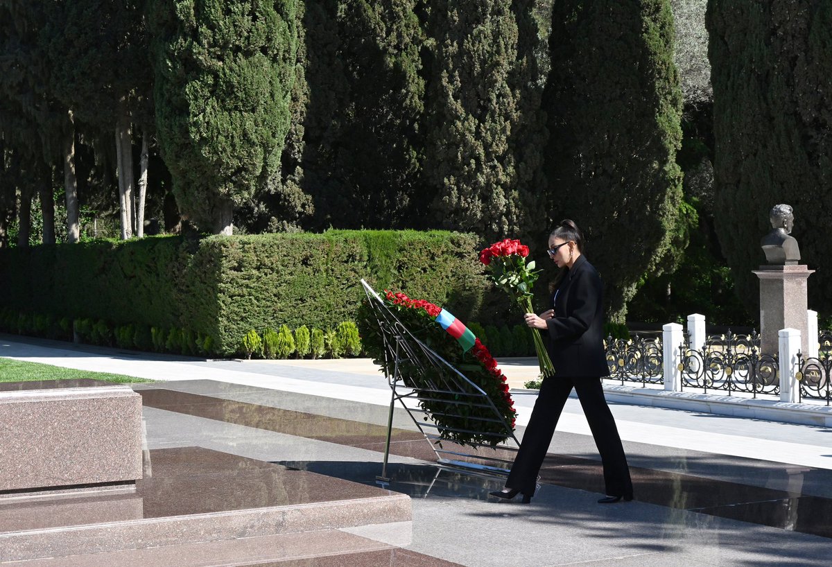 Prezident İlham Əliyev və birinci xanım Mehriban Əliyeva Ulu Öndər Heydər Əliyevin Fəxri xiyabanda məzarını ziyarət ediblər.