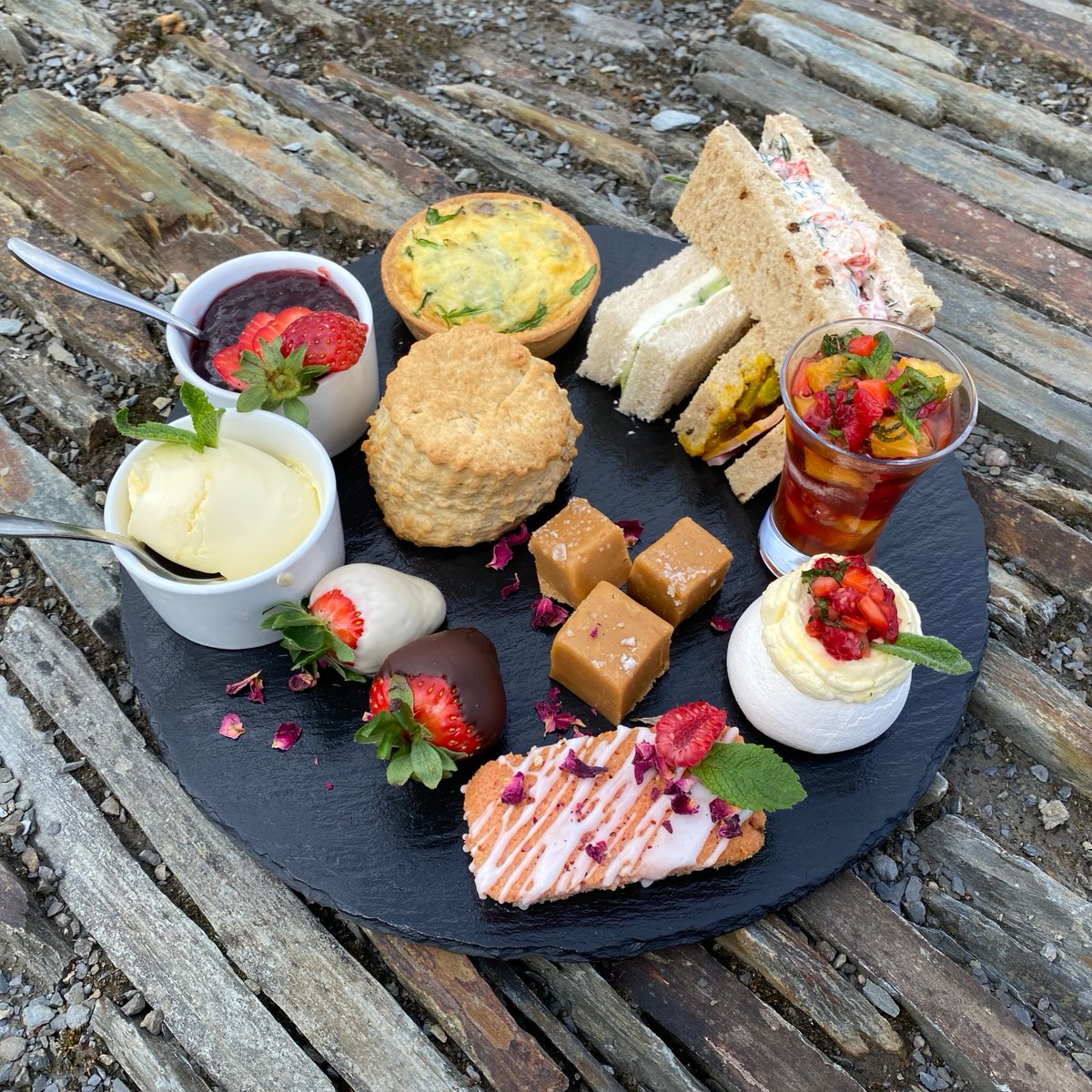 Got something to celebrate? Treat yourself to our scrumptious new afternoon tea menu served with a glass of prosecco, beautiful garden views and fabulous summer flavours. Advance booking essential - see full menu and book here rhs.org.uk/gardens/rosemo… #TreatTuesday #NorthDevon