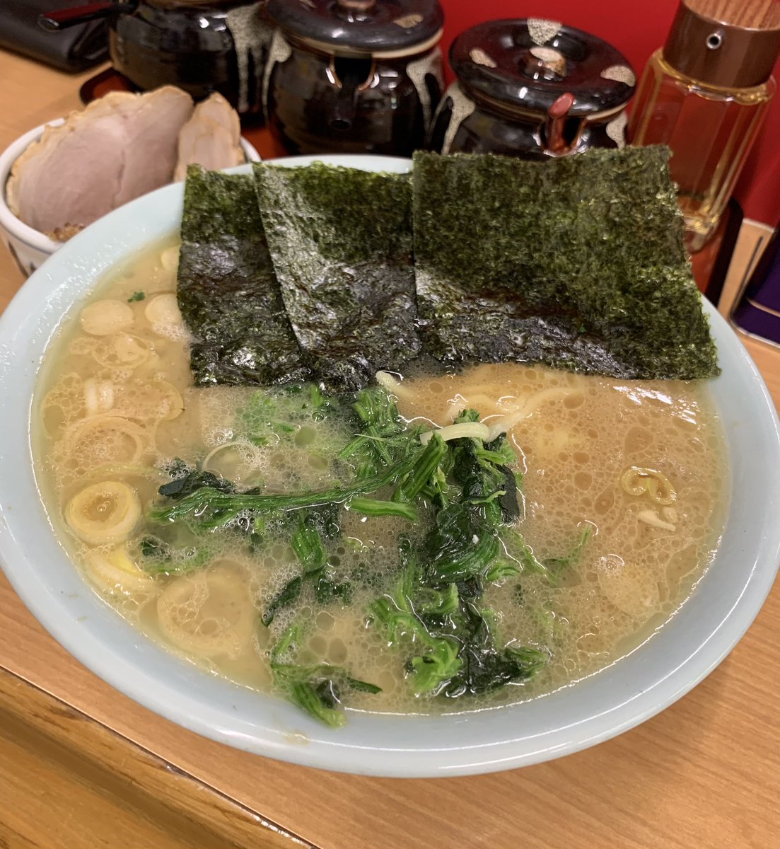 横浜ラーメン千葉家さん（遅めの昼）

☆ラーメン中盛＋チャーシュー☆

まったりタイム🎵まろやかアツアツスープとツルモチ麺を堪能🤤またしても完飲完食😎ごちそうさま💯💯💯💯💯💯💯💯