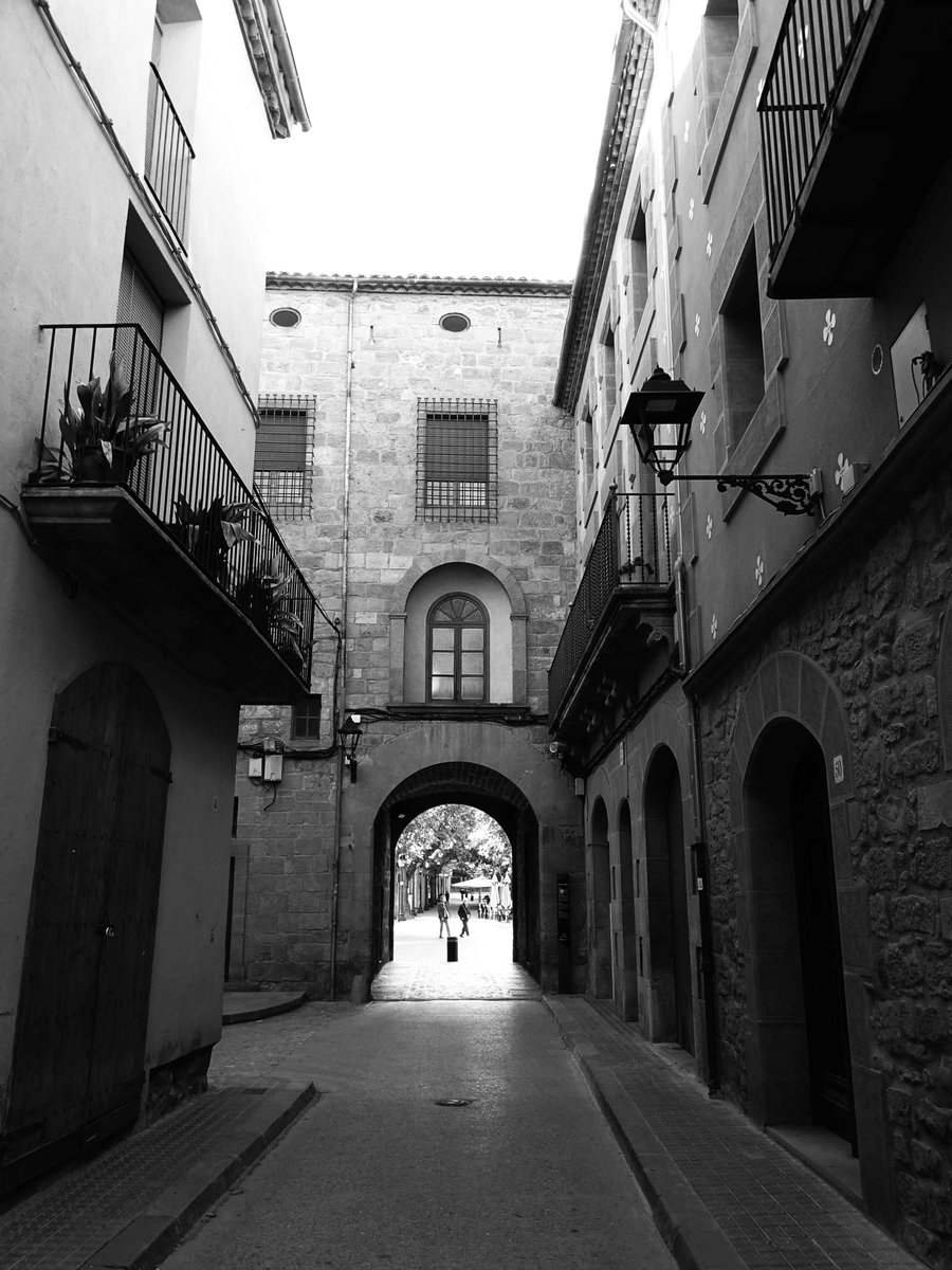 Sortint del portal...Solsona #solsona #solsonès #païsoscatalans #catalunya #landscapephotography #landscape #landscapes #landscape_captures #landscape_lovers #streetstyle #streetsphotography #street #bnw #bnwphotography #bnwmood #bnw_greatshots #bnw_captures #bnw_rose