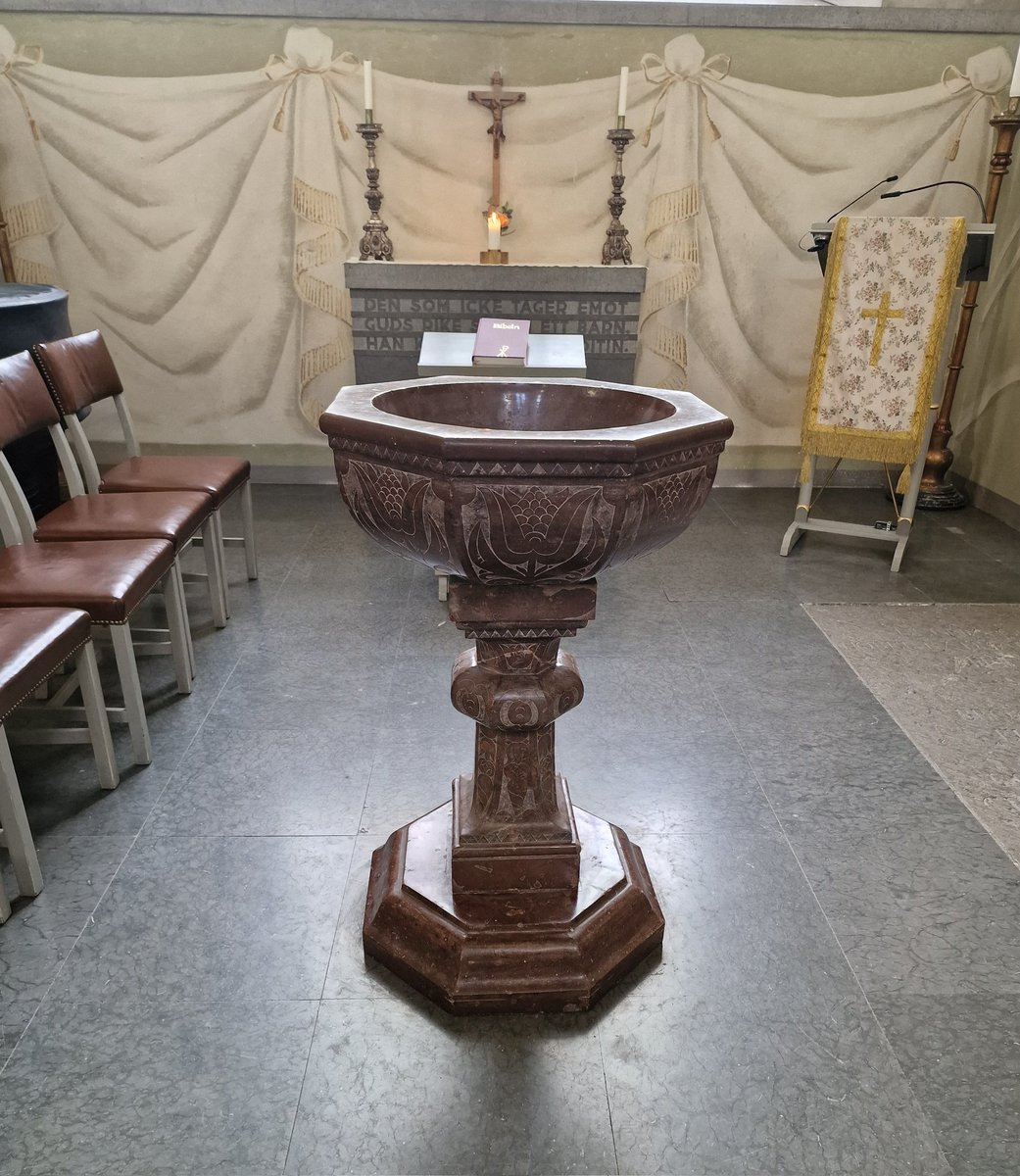 A rather delicate #FontsOnFriday from the Hedvig Eleonora church in #Stockholm, presumably dating from the early C18th, the church begun in the late C17th, and consecrated in 1737. Is it made of granite? Love the tulips around the bowl - bit late for tulipomania?