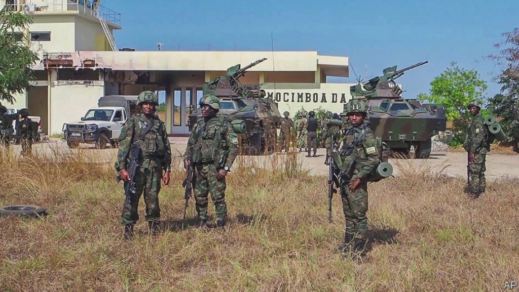 Cabo Delgado (@delgadocabo) on Twitter photo 🇲🇿🇷🇼 #Rwanda-n forces puts 5 insurgents “out of combat” & captures 3 in Calugo village, in #Mocímboa da Praia
The insurgents had looted several food items & stolen a boat but they were intercepted by <a href="/RwandaMoD/">Rwanda Defence Force</a> who recovered the items in question.
integritymagazine.co.mz/arquivos/26313… 🇲🇿🇷🇼 #Rwanda-n forces puts 5 insurgents “out of combat” & captures 3 in Calugo village, in #Mocímboa da Praia
The insurgents had looted several food items & stolen a boat but they were intercepted by <a href="/RwandaMoD/">Rwanda Defence Force</a> who recovered the items in question.
integritymagazine.co.mz/arquivos/26313…