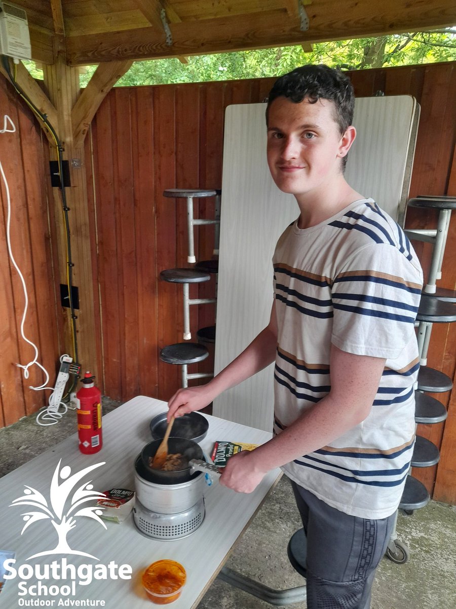 Holly Bronze #DofE demonstrate fantastic cooking skills, whilst on their practices expedition. @dolmio_uk going down a treat! ‍🍳🍽🏕 #Cooking #Expedition #GetOutside #OutdoorClassroom #Teamwork @KirkleesDofE @DofECentral @DofENorth @jamieoliver @KirkleesCouncil @DofEGMTeam