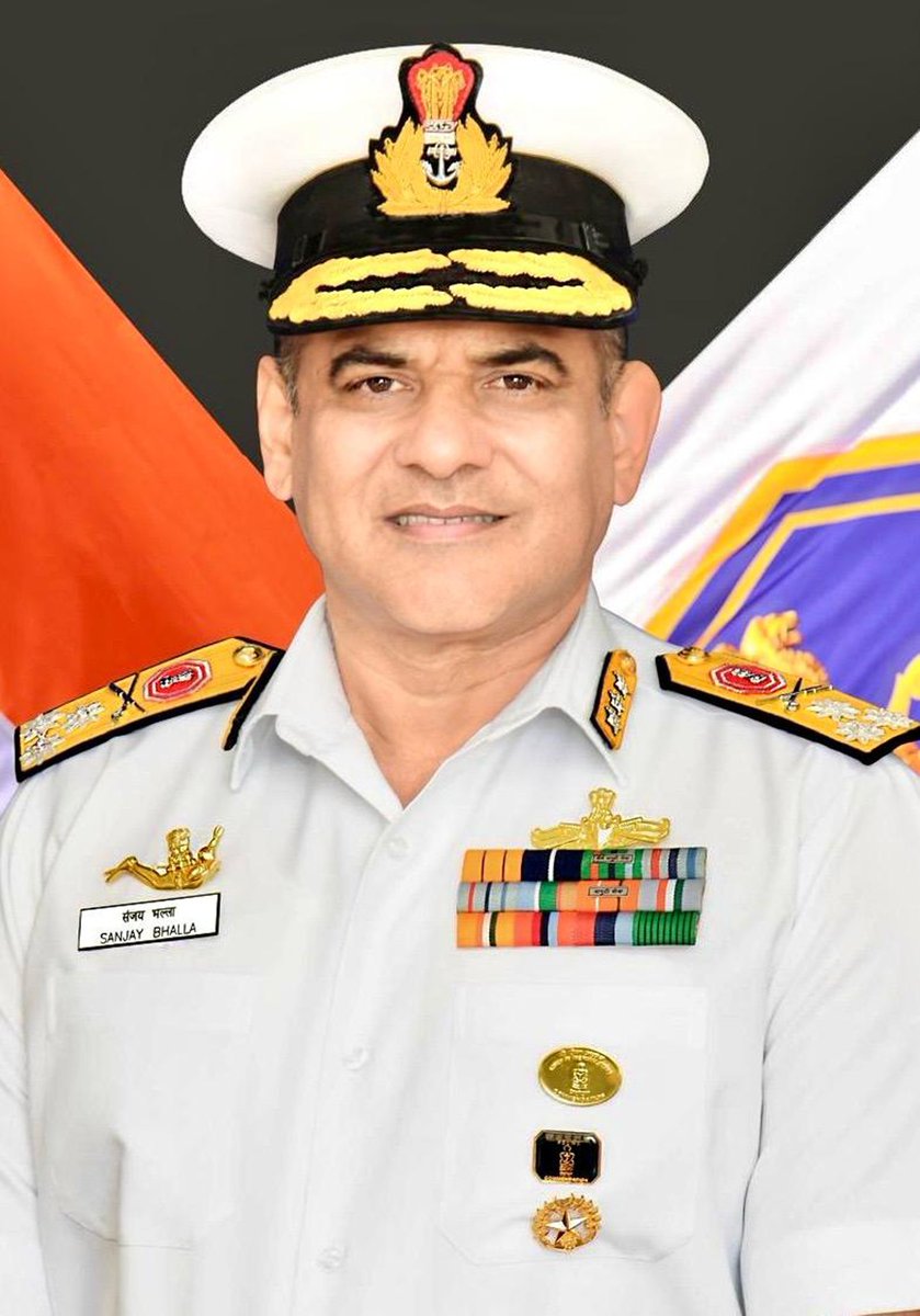 Anchors aweigh! ⚓🇮🇳 Vice Admiral Sanjay Bhalla takes the helm as the new Chief of Personnel for the @indiannavy. #IndianNavy #Leadership More: pib.gov.in/PressReleasePa… @rajnathsingh @DefenceMinIndia @HQ_IDS_India @PIB_India