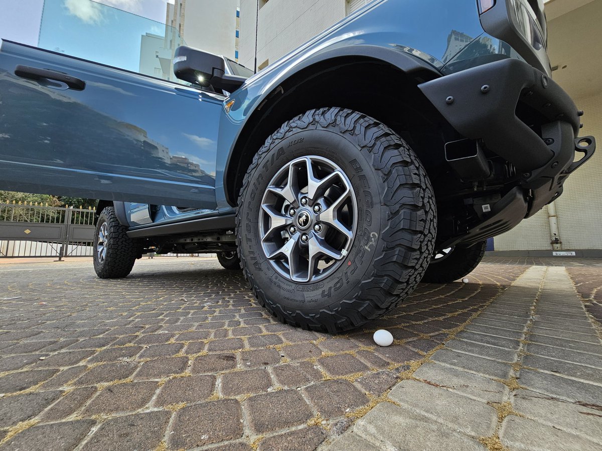 בן קונה רכב חדש ומתקשר לאמא לספר שקיבל אותו

אמא רגילה: "איזה יופי, תתחדש ושתסע בדרכים טובות!"

אמא מרוקאית: "אולי תקפוץ אלי לרגע, אני חייבת שתדרוס משהו"