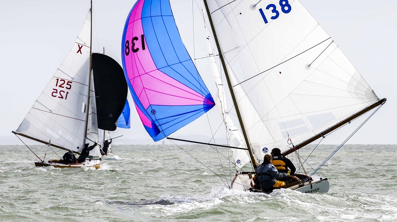 The Taittinger @RoyalSolent Regatta is already attracting competitors, with over 100 entries confirmed! With an early bird discount available for entries before 31 May, now's the time to secure your place on the start line.🌊 ℹ️bit.ly/TattingerRoyal… 📸Jake Sugden #IsleofWight
