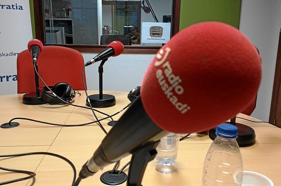 📻 Ahora, @Boulevardeitb en @RadioEuskadi y en ETB2 (@euskaltelebista): 🎙️ @EiderHurtado entrevista al periodista Xavier Rius (@xrius1) 🔴 𝑬𝒏 𝑫𝒊𝒓𝒆𝒄𝒕𝒐 eitb.eus/es/radio/radio…