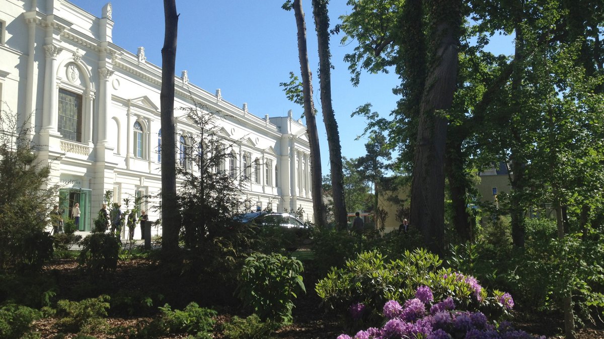 #Biodiversität macht glücklich. Über positive Effekte von #Artenvielfalt spricht @AlettaBonn @ufz_de am Fr., 31.5. in #Halle. Zuvor öffnet die Leopoldina am Langen Tag der StadtNatur ihren Park für alle, die Lust am Forschen und Entdecken haben: leopoldina.org/veranstaltunge…