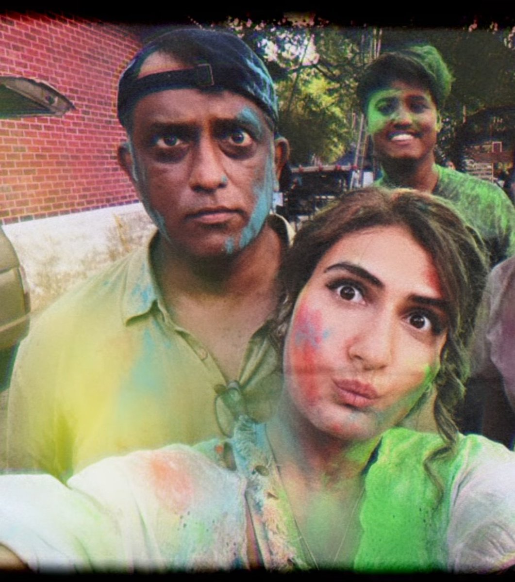The goofy duo - #FatimaSanaShaikh shares a lovely selfie with #AnuragBasu ❤️