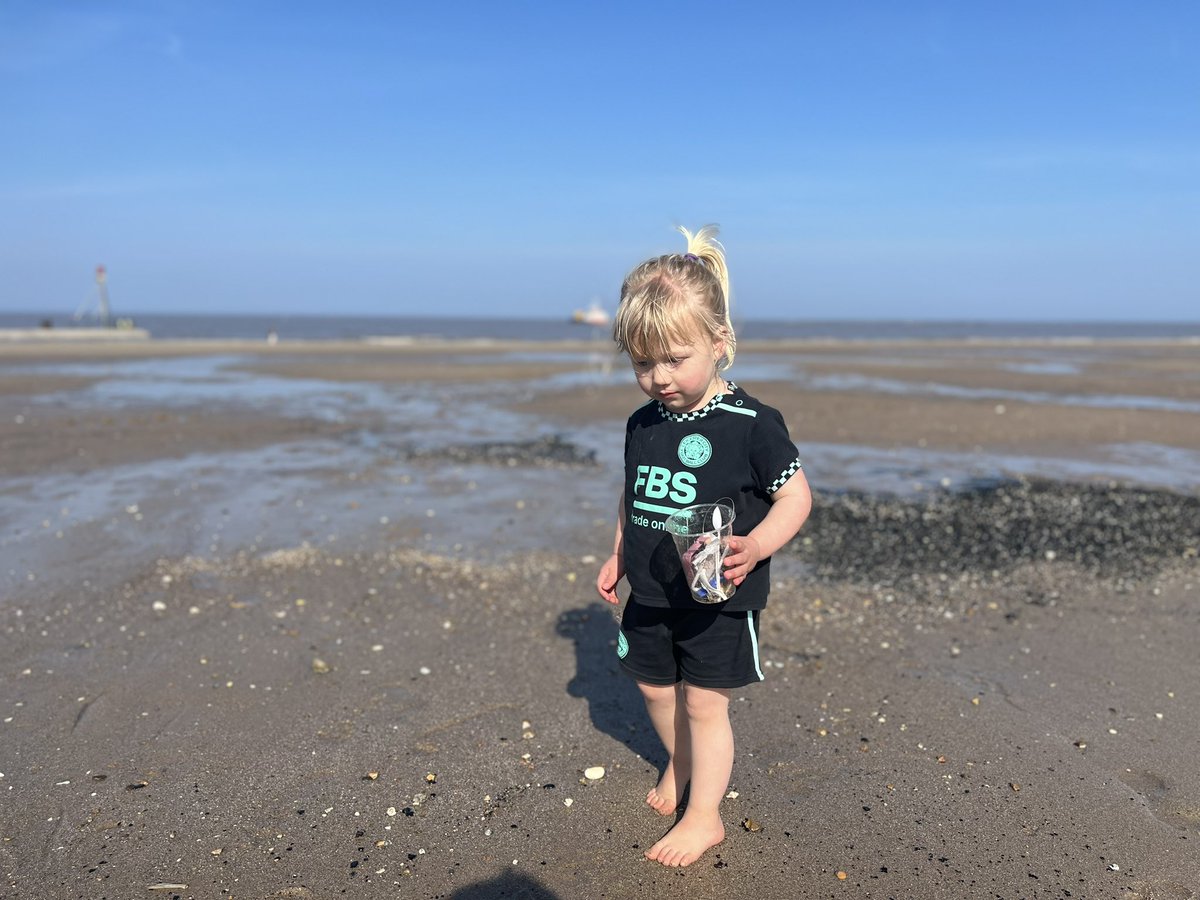 clean_up_guy's tweet photo. There is #hope 

My #heart ❤️ melted , 2 year old daughter collecting #litter on #mablethorpe beach 🏖️ 

@KeepBritainTidy https://t.co/sgLX1egVIy