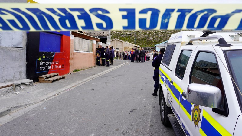 Police arrest suspect after being shot by his accomplice during a business robbery buff.ly/3UBKls1 #ArriveAlive #Shooting #BusinessRobbery @SAPoliceService