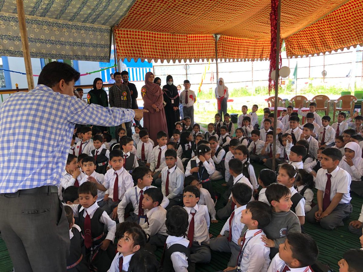 The @JK_FDA_Official organised an awareness event on healthy eating for school kids in Budgam, J&K. FSSAI's initiative, #EatRightSchool plays an important role in developing healthy habits in children at a young age, putting them on track for a healthier future. #EatRightIndia