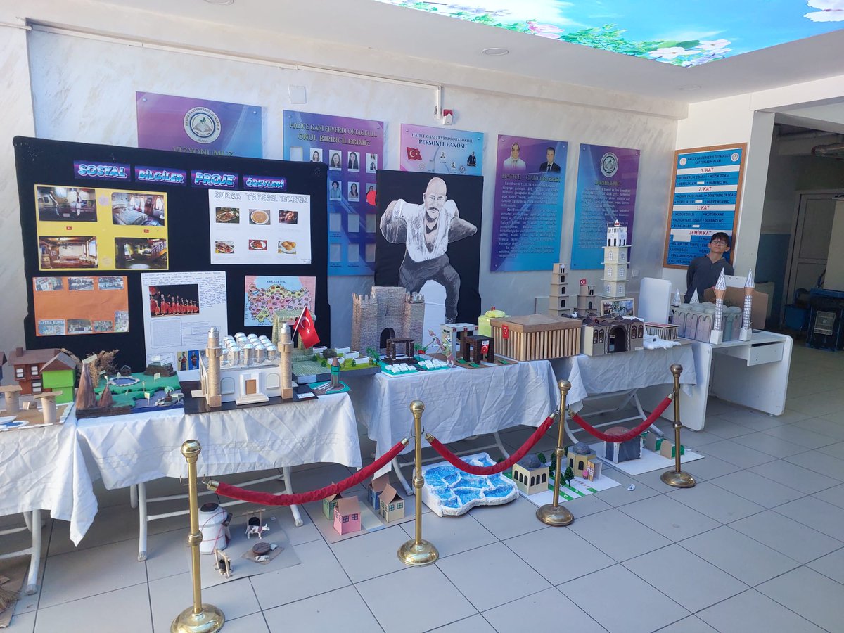 Okulumuzda Sosyal Bilgiler dersinden proje alan öğrencilerimizin yaptığı projeler öğretmenleri tarafından sergilendi. Ürünleri ortaya çıkarmak için uzun uğraşlar veren öğrencilerimizi ve öğretmenlerini tebrik ediyoruz. <a href="/bursailmem16/">Bursa İl Millî Eğitim Müdürlüğü</a> <a href="/niluferilcemem/">Nilüfer İlçe MEM</a>