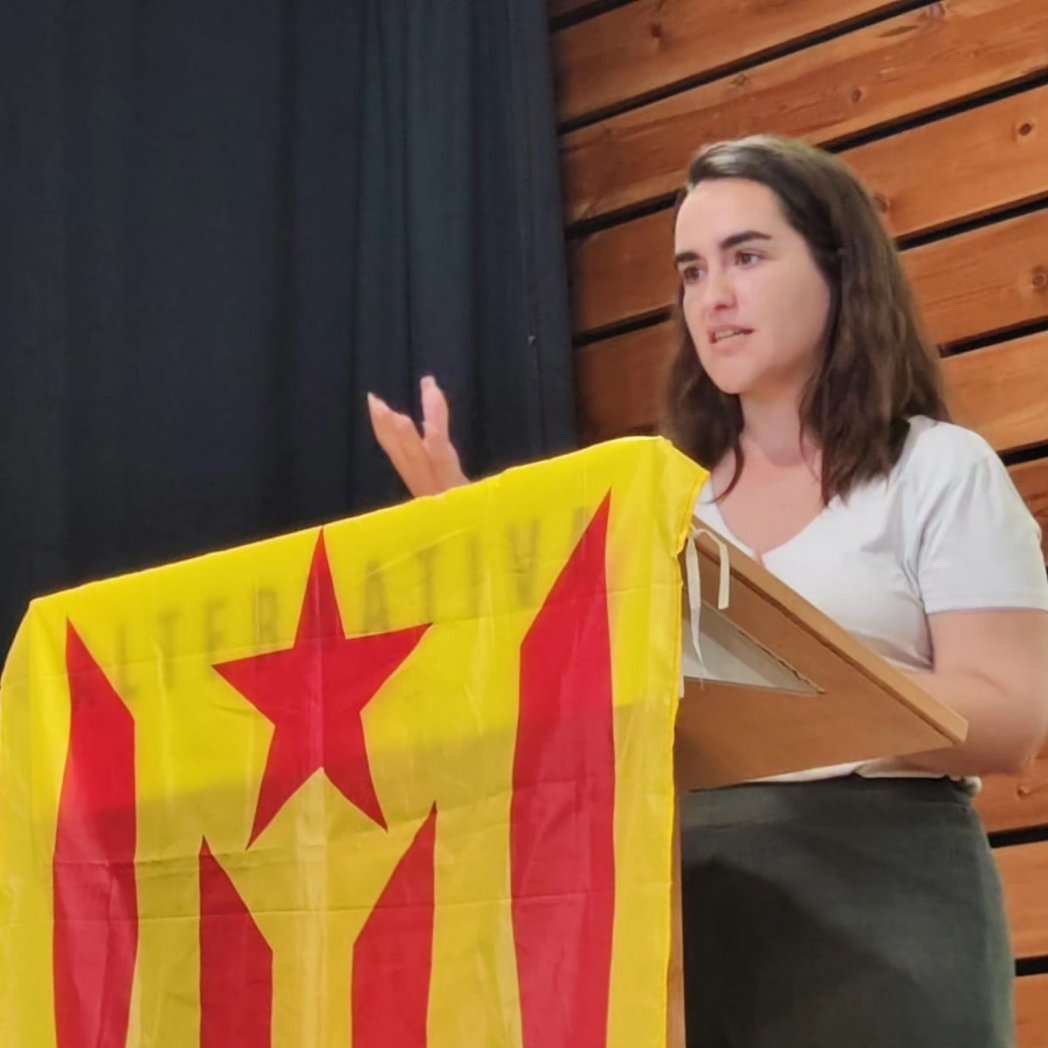 CUPSantCeloni's tweet photo. 📸 Gràcies a tots els companys i companyes que ahir vau omplir la Sala polivalent de @InfoClau
I gràcies a la @MarAmpurdanes i en Txus de @CUP_Mollet per deixar tan clar que diumenge cal fer un vot ferm a la @cupnacional 
@cupvobm 
Defensem els nostres drets!
Defensem la terra! https://t.co/c8BZpitKiq