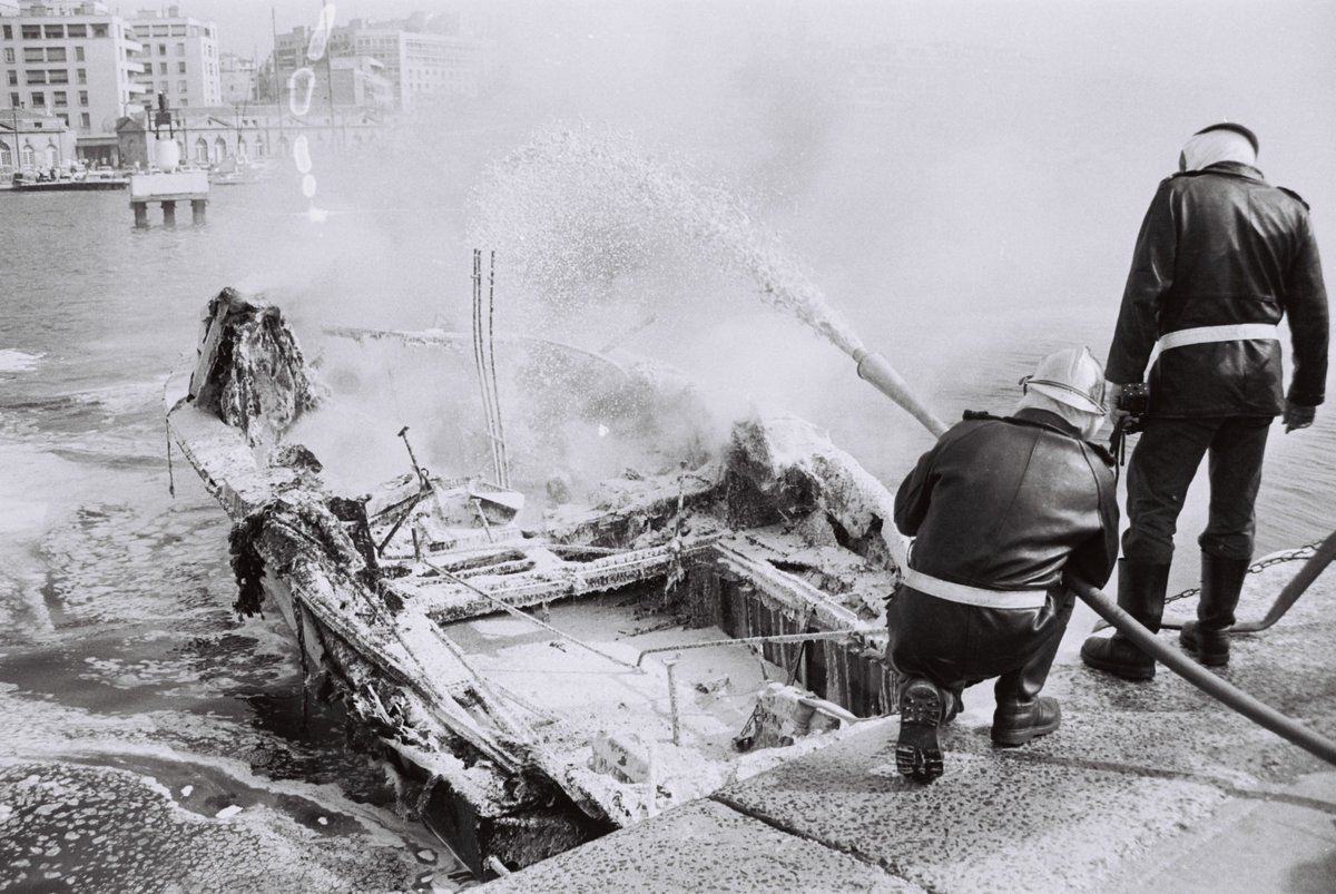 #VendrediHistoire Septembre 1982, un feu d'embarcation mobilise les marins-pompiers de Marseille qui viendront à bout au moyen d'une lance à mousse 👨‍🚒 Le Vieux-Port, comme le reste de la cité phocéenne, reste et restera protégé par vos marins du feu 🔥