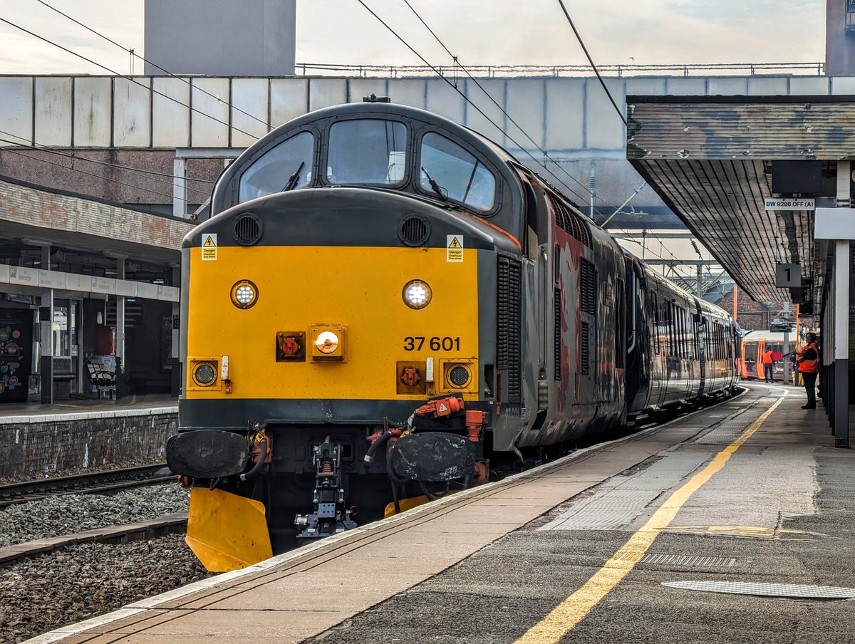 Good Morning from the Railway 🚂 

Probably the earliest 730 delivery I've seen in my time gets us started with 37601 erupting through with 730222 📸

Right let's get trains moving 👏 

#DOTS #railwayphotography #trainphotography #class37 #class730 #thrash #railoperationsgroup