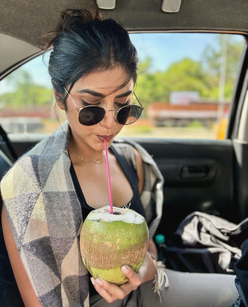 Divya Suresh demonstrates how to keep ourselves chic and hydrated, this summer season

#Summer #Bengalurusummer #Bengaluru #Beattheheat #Summerscenes #Summerof2024 #Chic #Summerdress #Dressing