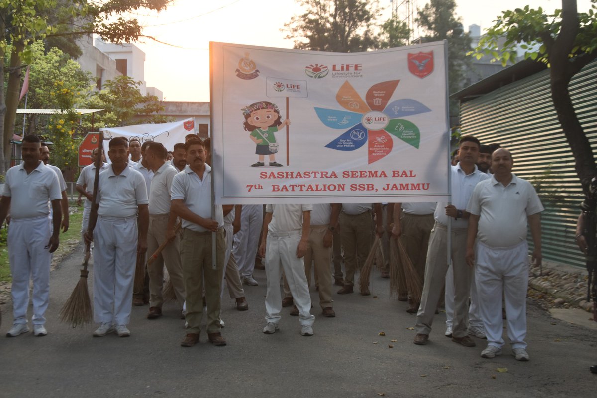 Today on 10/05/2024, 7 Bn SSB Jammu carried out cleaning drive at Bn hqrs and nearby areas under 'Meri LiFE Amplification plan 2024' 
 #MeriLiFE
@PMOIndia
@PIBHomeAffairs
@SSB_INDIA
@SSBSHQJAMMU