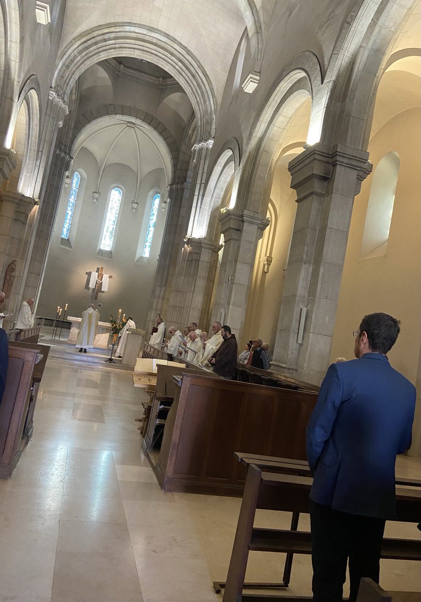 Lors du début de la messe du jeudi de l’Ascension au monastère de l’île Saint Honorat